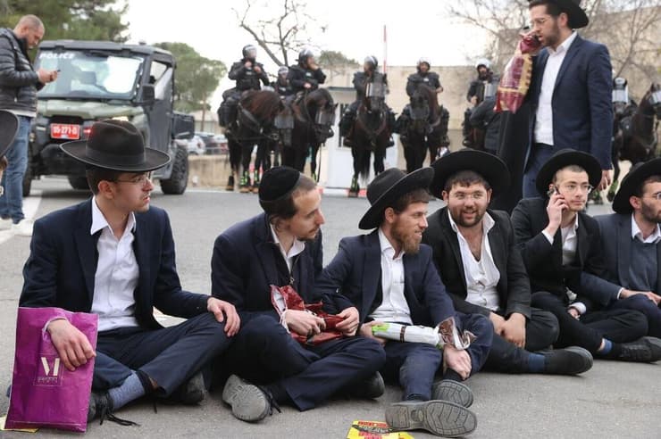 לא מתייחסים למדינת ישראל כשותפים. הפגנות מחוץ לכנס בוגרי נצח יהודה בירושלים (צילום: אלכס קולומויסקי) הפגנות מחוץ לכנס בוגרי נצח יהודה בירושלים