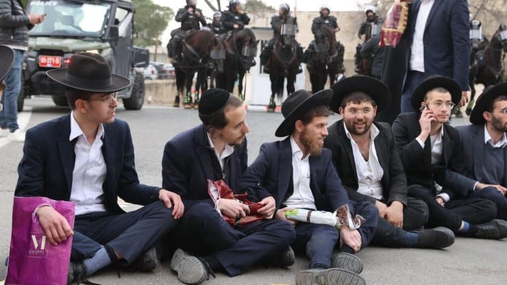 הפגנות מחוץ לכנס בוגרי נצח יהודה בירושלים