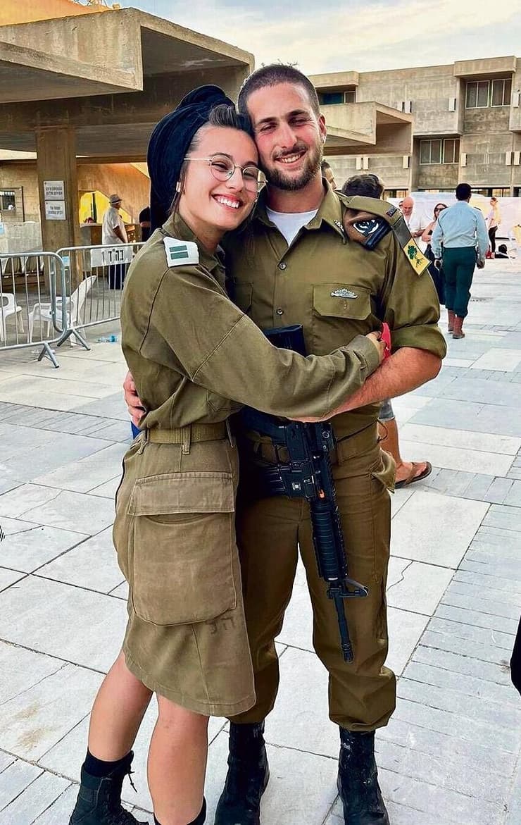 סגן עברי דיקשטיין ז"ל לצד אשתו מרים