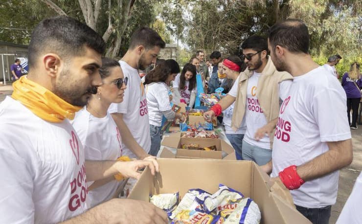 הכנת חבילות מזון במהלך "יום מעשים טובים" של 2024