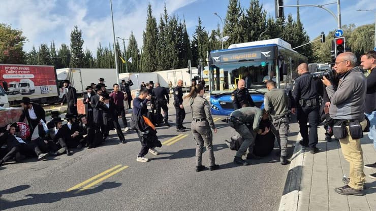 החרדים הקיצוניים בכניסה ללשכת הגיוס בתל השומר