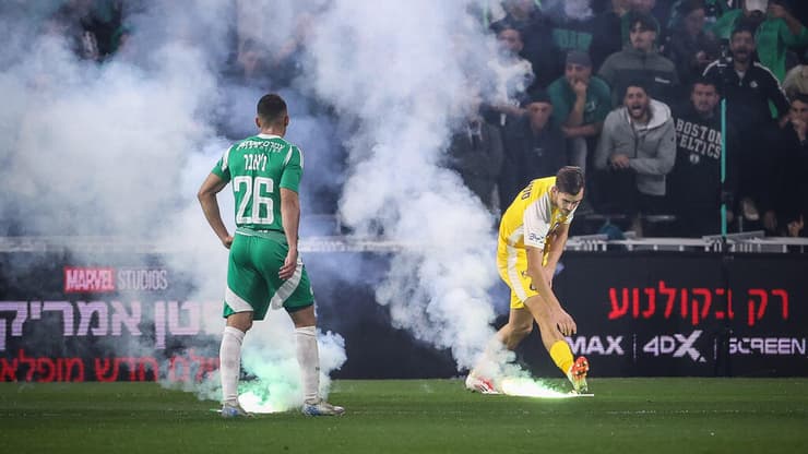 האבוקות בסמי עופר לפני כחודש (צילום: עוז מועלם) אבוקות סמי עופר מכבי חיפה מכבי ת"א