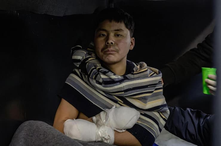 גבר שהוצג על-ידי אוקראינה כחייל צפון קוריאני שנפל בשבי (צילום: Handout) גבר שהוצג כחייל של צפון קוריאה ונתפס על-ידי אוקראינה