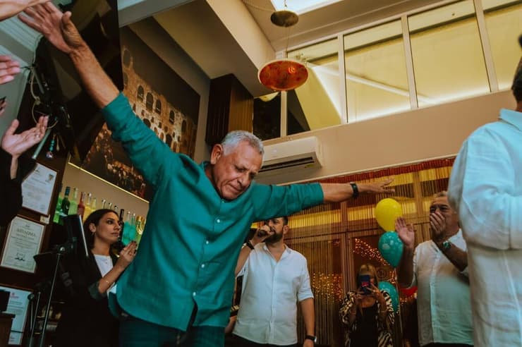 חזי רוקד ביוון ביום הולדת של חבר