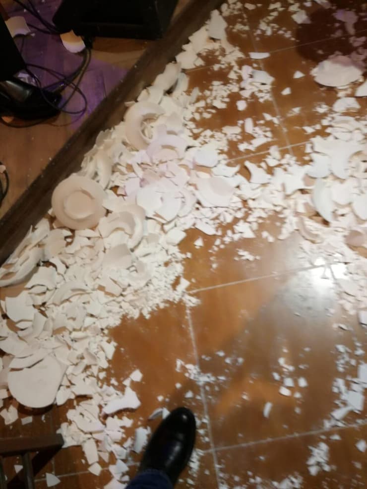 צלחות שבורות על רצפת הטברנה