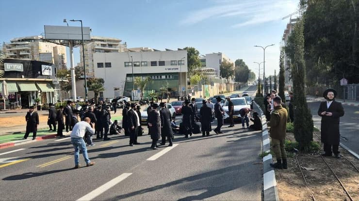 החרדים הקיצוניים בכניסה ללשכת הגיוס בתל השומר