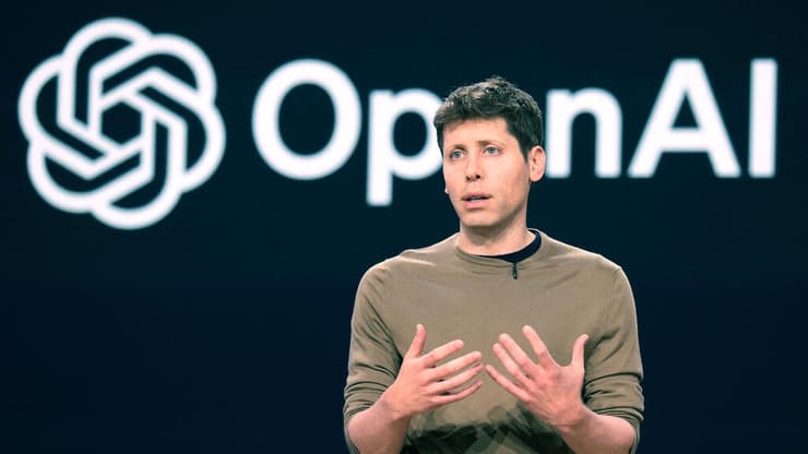 מייסד ומנכ"ל OpenAI, סם אלטמן. אחת מהמטרות המוצהרות של חברות ה-AI הן ליצור "סופר אינטיליגנציה" (צילום: Jason Redmond / AFP) מייסד ומנכ"ל OpenAI סם אלטמן