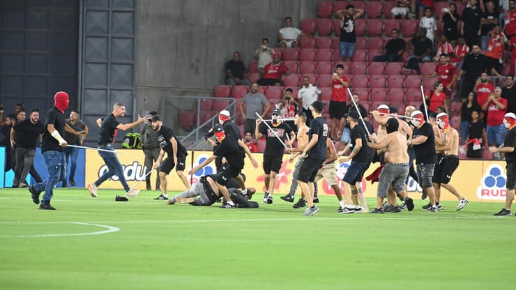 אוהדי הפועל באר-שבע תוקפים את אוהדי סכנין ( צילום: הרצל יוסף) אוהדי הפועל באר-שבע תוקפים את אוהדי סכנין לאחר ביזוי ההמנון בפברואר