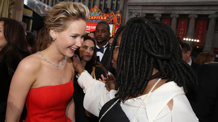 ג'ניפר לורנס בטקס האוסקר ב-2014. הצטיידה בקבנוס לצורך נשנוש חירום (צילום: Matt Sayles/Invision/AP) ג'ניפר לורנס בטקס האוסקר ב-2014. הצטיידה בקבנוס לצורך נשנוש חירום