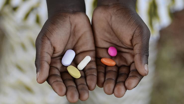 שרשרת אספקת התרופות לחולים באפריקה בסכנה חמורה. אילוסטרציה (צילום: Shutterstock) טיפול במחלות נפוצות באפריקה, HIV