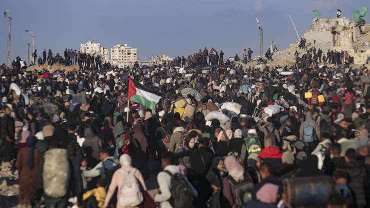 עקורים עזתים (צילום: AP Photo/Jehad Alshrafi) חזרת העקורים הפלסטינים לצפון רצועת עזה