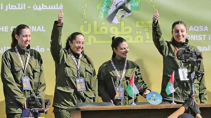 ארבע התצפיתניות ששוחררו משבי חמאס (מימין לשמאל): קרינה ארייב, דניאלה גלבוע, לירי אלבג ונעמה לוי