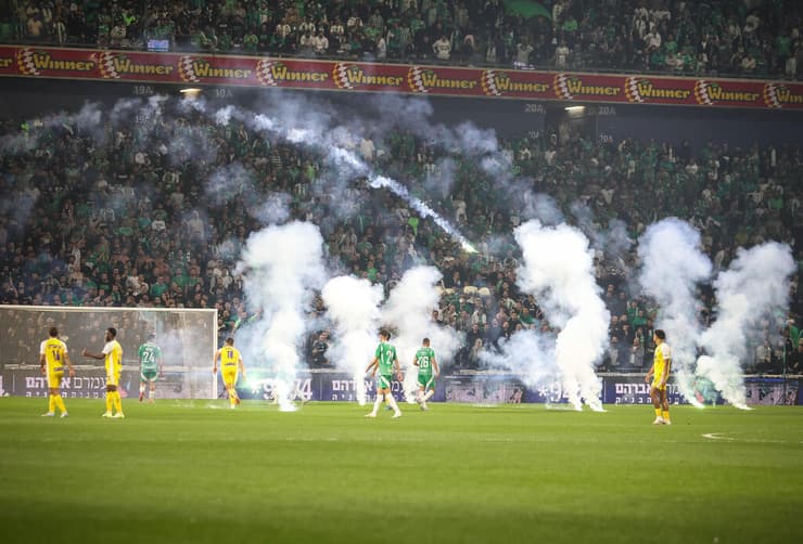 האבוקות שנזרקו למגרש (צילום: עוז מועלם) פיצוץ המשחק