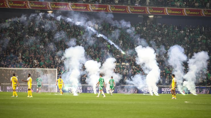 השלכת האבוקות אתמול בסמי עופר (צילום: עוז מועלם) פיצוץ המשחק