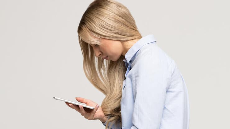 שינויים בנח האגודל. שימוש הטלפון הנייד (צילום: shutterstock) אישה משתמשת בנייד צוואר כאבים יציבה התמכרות מסכים