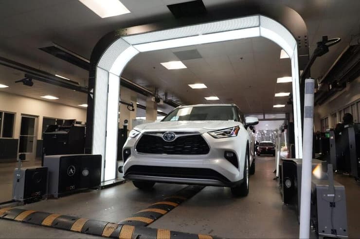 בדיקת רכב בעזרת הטכנולוגיה של UVeye (צילום: UVeye) בדיקת רכב בעזרת הטכנולוגיה של UVeye