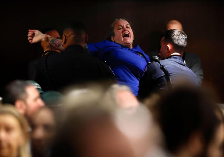 מפגינים נגד רוברט פ' קנדי ג'וניור מועמדו של טראמפ ל שר הבריאות של ארה"ב במהלך שימוע ב סנאט