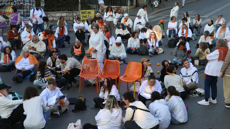 הפגנת משפחות החטופים מול משרד רה"מ נגד עצירת ההסכם