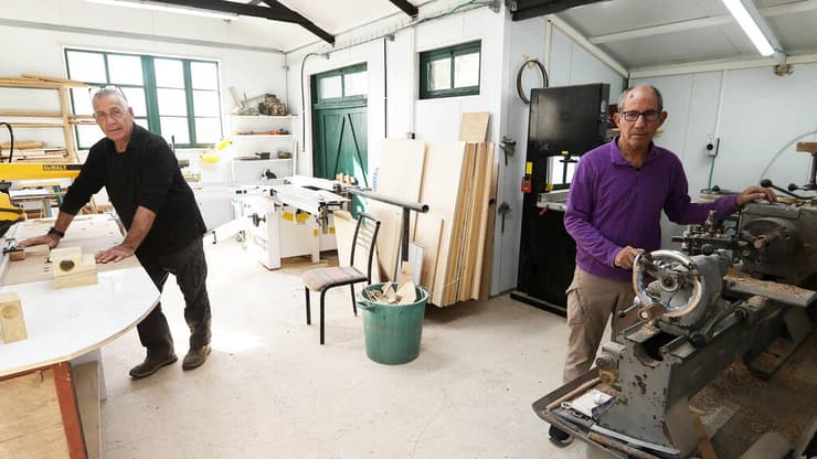 אודי ברמק (משמאל) וגיל חוטר־ישי בנגריאטריה של קיבוץ בארי