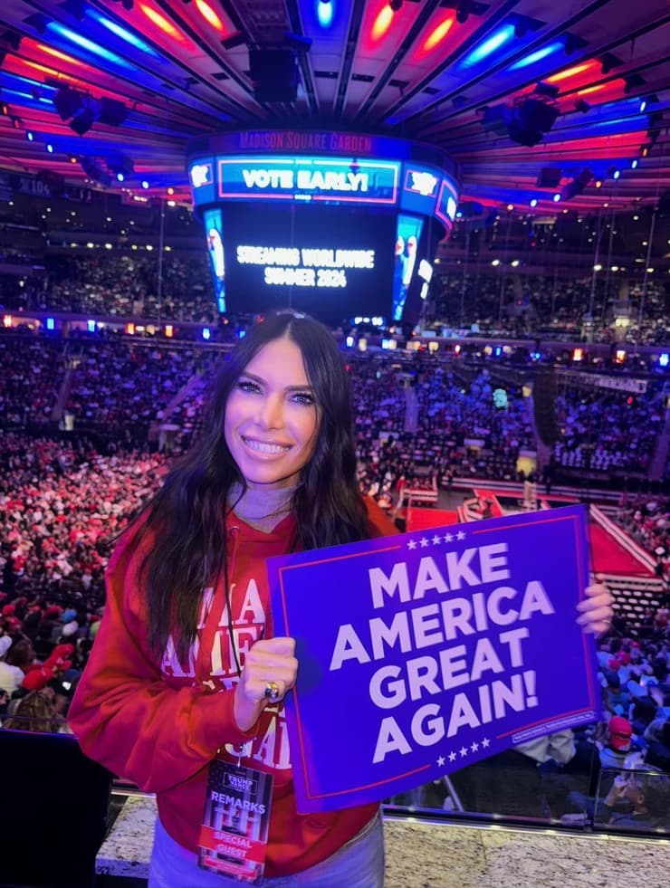 טניה צוקרברוט ושלט שנושא את הסיסמה "להחזיר את אמריקה לגדולתה"