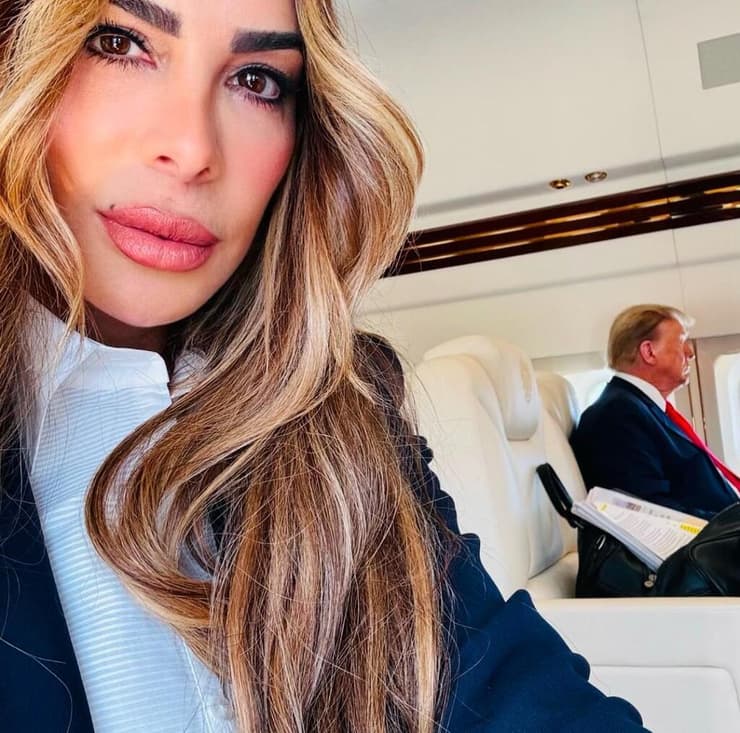 סיגי פליקר ודונלד טראמפ במטוסו הפרטי