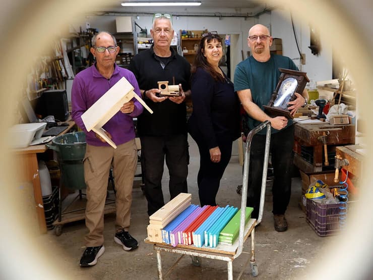 עובדי הנגריאטריה של קיבוץ בארי (מימין לשמאל) גיא ברוך, רותי אפרת, אודי ברמק וגיל חוטר־ישי