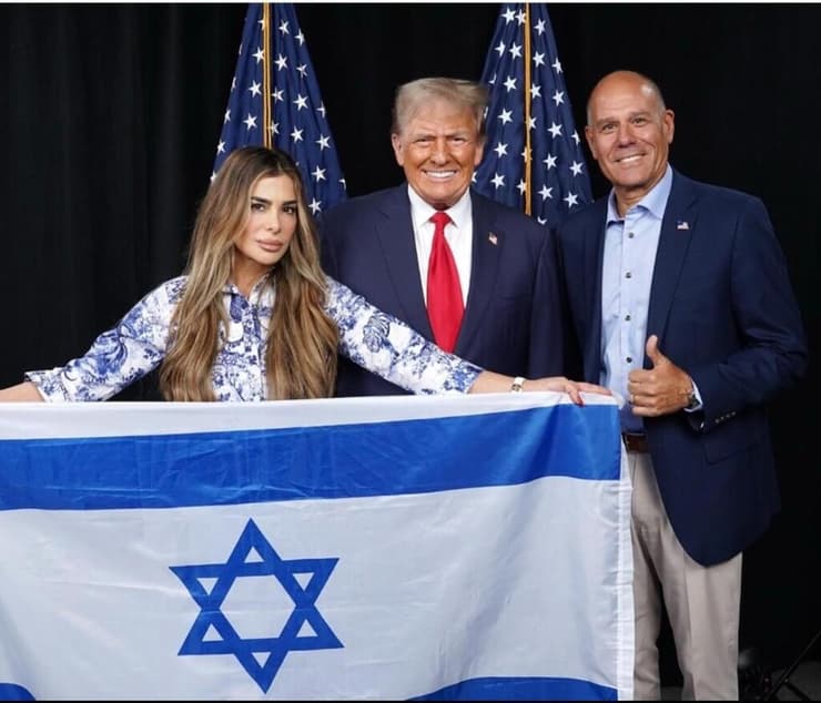 סיגי פליקר עם דונלד טראמפ ודגל ישראל