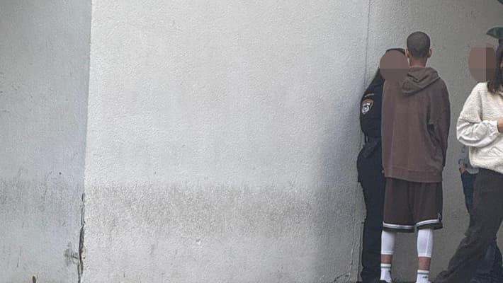 מאמן הכושר בתחנת משטרת יבנה (צילום: מאיר תורג'מן) המאמן מיבנה מגיש תלונה במשטרת יבנה