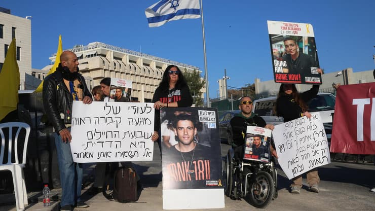 הפגנת משפחות החטופים מול משרד רה"מ נגד עצירת ההסכם