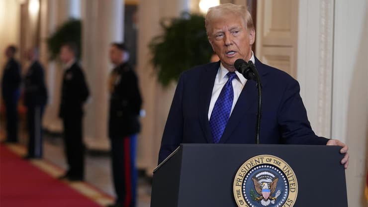 דונלד טראמפ (צילום: AP Photo/Evan Vucci) נשיא ארה"ב דונלד טראמפ חותם על חוק נגד מהגרים בטקס הבית הלבן