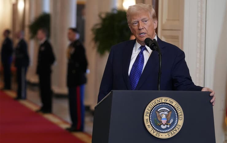 נשיא ארה"ב דונלד טראמפ חותם על חוק נגד מהגרים בטקס הבית הלבן