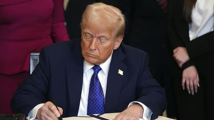 נשיא ארה"ב דונלד טראמפ (צילום: AP Photo/Evan Vucci) נשיא ארה"ב דונלד טראמפ חותם על חוק נגד מהגרים בטקס הבית הלבן