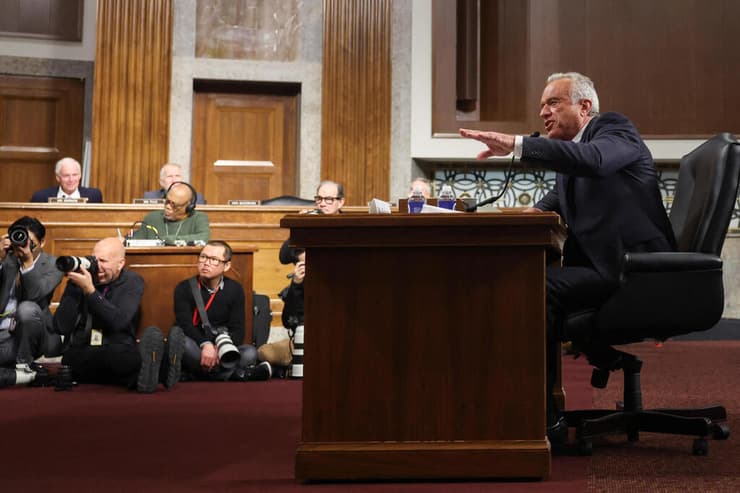 רוברט פ' קנדי ג'וניור מועמדו של טראמפ ל שר הבריאות של ארה"ב ב שימוע ב סנאט