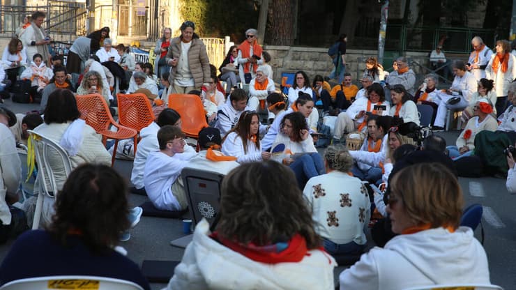 הפגנת משפחות החטופים מול משרד רה"מ נגד עצירת ההסכם