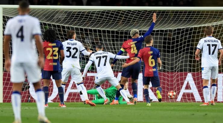 דוידה זפאקוסטה כובש. השער נפסל (רויטרס) דוידה זפאקוסטה כובש. השער נפסל