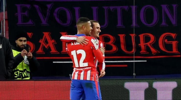 סמואל לינו ואנטואן גריזמן מתחבקים (רויטרס) סמואל לינו ואנטואן גריזמן מתחבקים