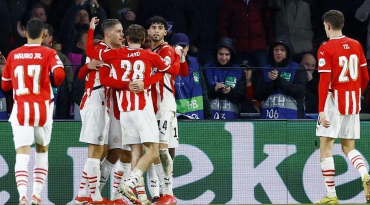 שחקני פ.ס.וו איינדהובן חוגגים (רויטרס) שחקני פ.ס.וו איינדהובן חוגגים