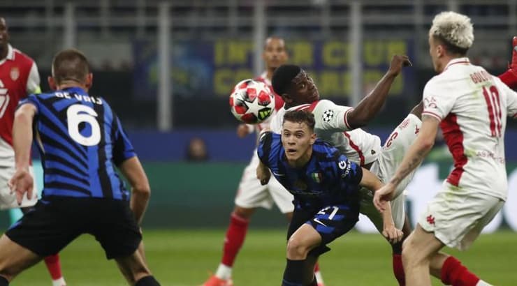 סטפן דה ורי מקבל כדור מכריסטיאן אסלאני (רויטרס) סטפן דה ורי מקבל כדור מכריסטיאן אסלאני