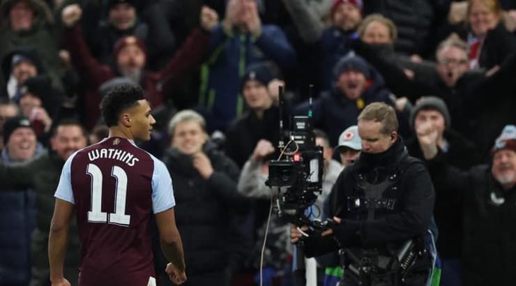 אולי ווטקינס חוגג מול הקהל (רויטרס) אולי ווטקינס חוגג מול הקהל