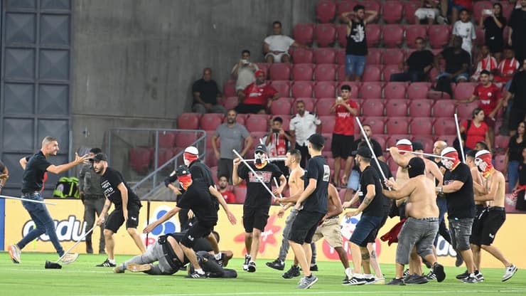 אוהדי באר-שבע מתפרעים בטרנר