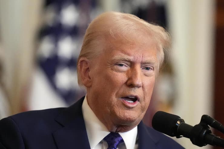 נשיא ארה"ב דונלד טראמפ חותם על חוק נגד מהגרים בטקס הבית הלבן