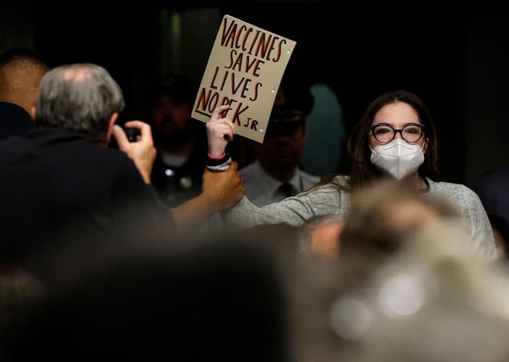 מפגינים נגד רוברט פ' קנדי ג'וניור מועמדו של טראמפ ל שר הבריאות של ארה"ב במהלך שימוע ב סנאט