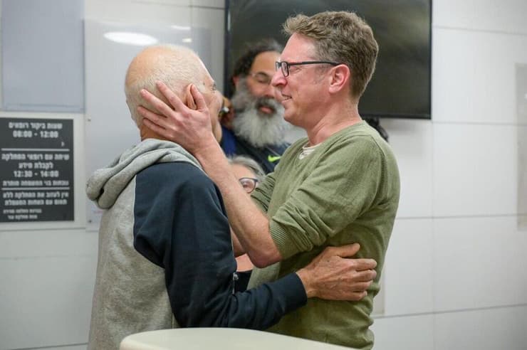 גדי מוזס במפגש המרגש עם בני משפחתו בבית החולים איכילוב