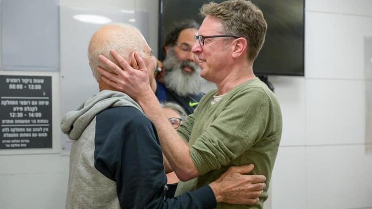 גדי מוזס במפגש המרגש עם בני משפחתו בבית החולים איכילוב