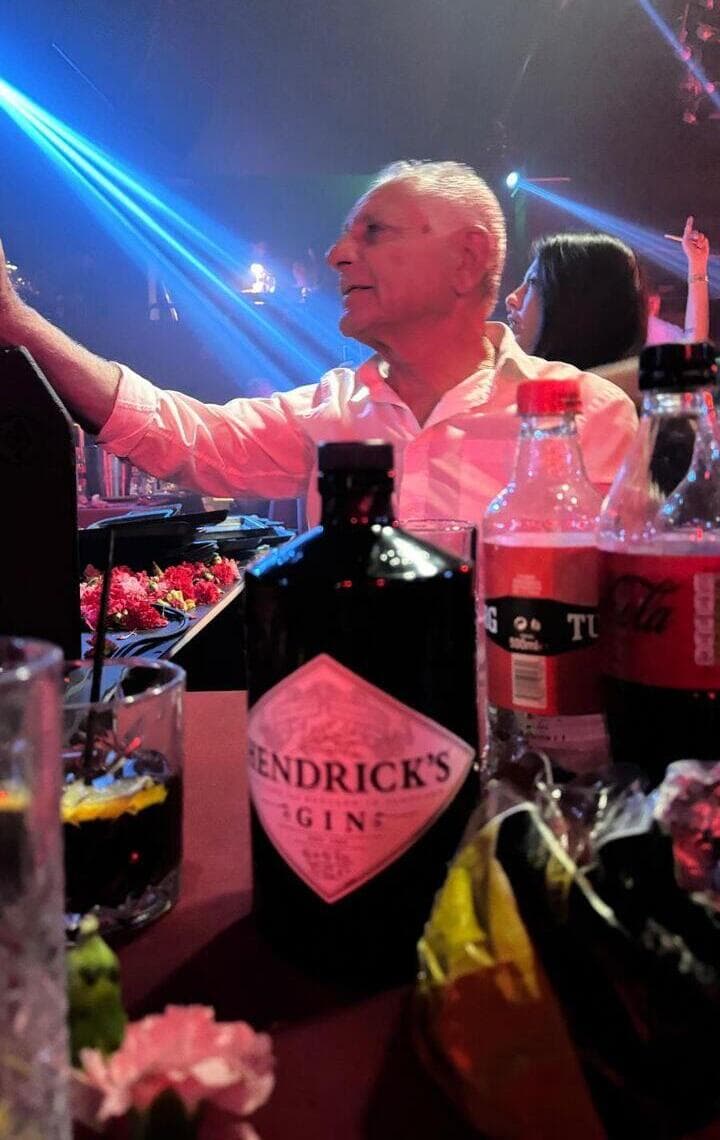 וכך זה נראה בימים אלה: חזי מבלה באתונה