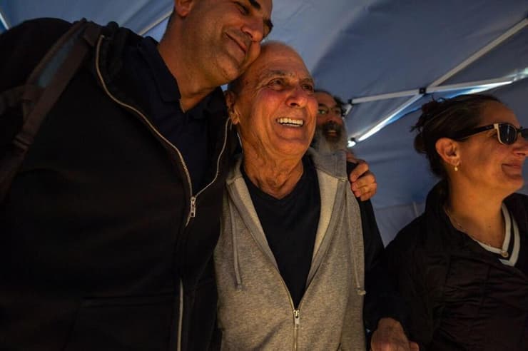   גדי מוזס במפגש המרגש עם ילדיו בנקודת הקליטה הראשונית ובדרכם לבית החולים