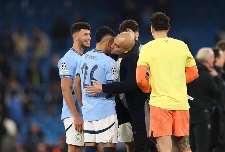 הכרת הטוב. פפ מודה לסאביניו בסיום (צילום: Carl Recine/Getty Images) פפ וסאביניו
