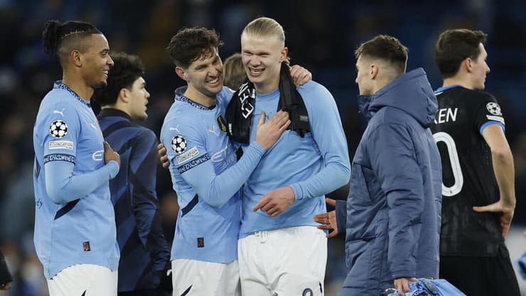 שחקני מנצ'סטר סיטי חוגגים אחרי הניצחון על ברוז'