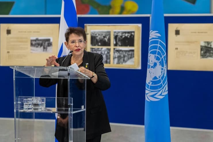 פרופ' דינה פורת בבניין האו"ם בווינה