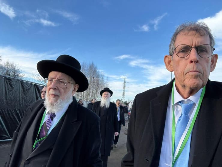 איכנולד לצד הרב ישראל מאיר לאו בפולין, ביום השואה הבינלאומי